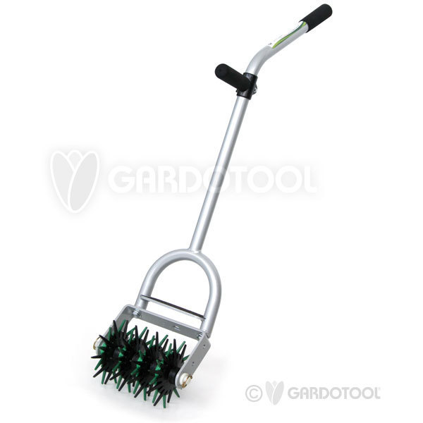 Rigeneratore manuale per prati erbosi